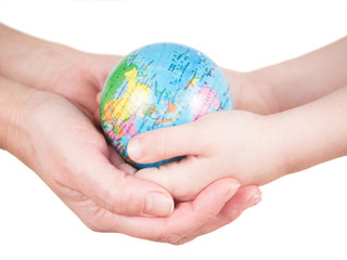 Hände von Kind und Frau halten Globus