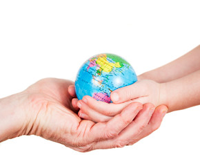 Hände von Kind und Man halten einen Globus