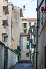 Fototapeta na wymiar Vicolo vuoto libero, palazzi centro storico, strada