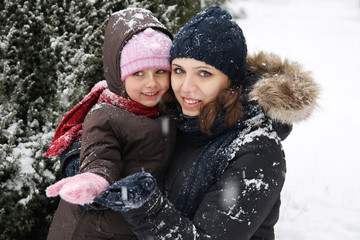 Obraz premium Mother and daughter enjoying snow