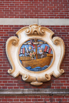 Wappen an einer Hauswand in Amsterdam