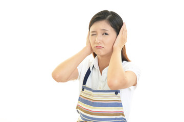 Fototapeta premium 耳をおさえる女性
