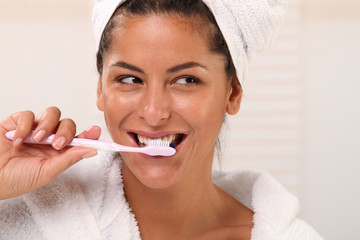 Frau beim Zähneputzen