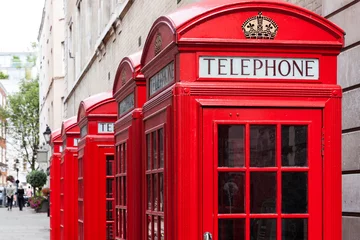 Tableaux ronds sur aluminium brossé K2 Traditional red telephone booths in London
