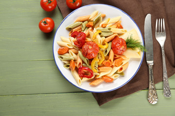 Pasta salad with pepper, carrot and tomatoes