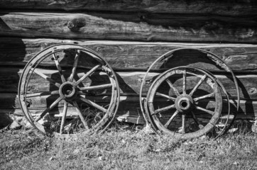 Fototapeta na wymiar Old wheel from carts in the countryside