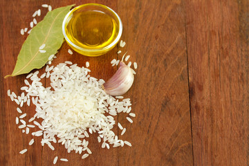 raw rice with oil, bay leaf and garlic