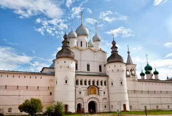 Fototapeta na wymiar Gate of the Rostov Kremlin and Assumption Cathedral