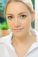 Hübsche blonde Frau lächelt