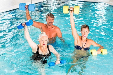 Gruppe macht Wasser Gymnastik Aquarobic