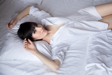 Obraz na płótnie Canvas Beautiful girl lying down in bed