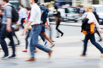 Menschenmassen in der Großstadt in Bewegungsunschärfe