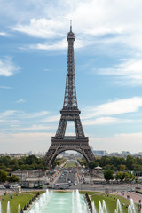 Fototapeta na wymiar Paris - Eiffel Tower seen from fountain at Jardins du Trocadero