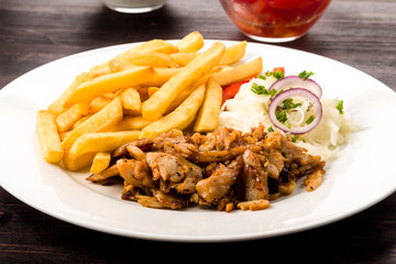 Dönerteller mit Pommes Frites