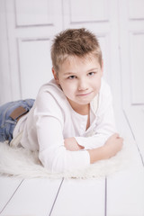 Junger Mann ernster Blick