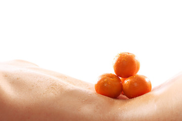 Pomarańcze, mandarynki - owoce cytrusowe na ciele kobiety