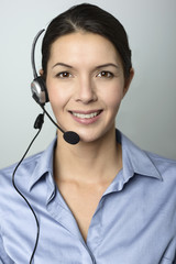 Attraktive Callcenter Mitarbeiterin mit einem Headset