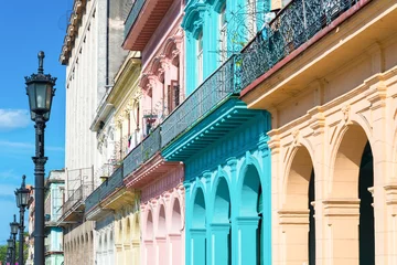 Poster Kleurrijke gebouwen in Oud Havana © kmiragaya