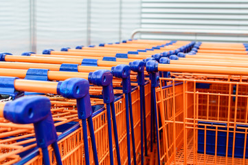 Einkaufswagen bei Supermarkt