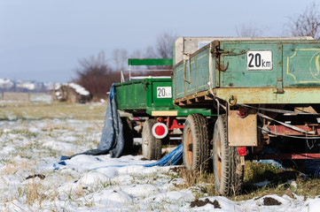Fototapeta na wymiar Anhänger für Traktor auf dem Feld
