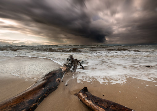 Fototapeta Wzburzone morze jesiennym sztormem