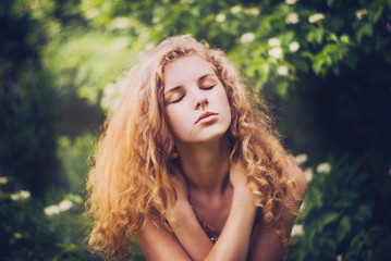 Naklejka premium Portrait of an attractive young woman