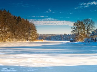 Winterlandschaft mit Weiher in Bayern