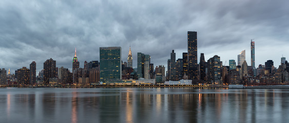 Dramatic sky over Manhattan and East River. - 76019484