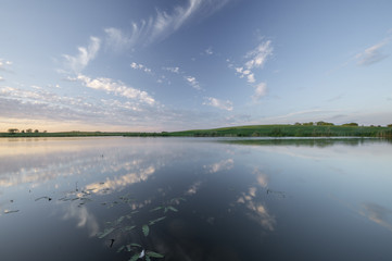 mały staw otoczony wiosennymi polami © Mike Mareen