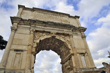 Fototapeta na wymiar Roma i Fori Imperiali - Arco di Tito
