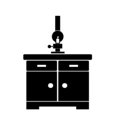 Lampe à huile sur une commode