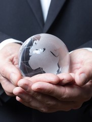 Geschäftsmann mit Erdkugel