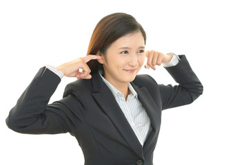 耳を押さえる女性