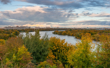 Fototapeta na wymiar Вид на Москву в осенний вечер с холмов реки