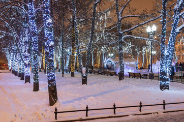 Новогоднее световое украшение города - гирлянды на деревьях © Igor Gorshkov