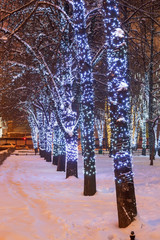 Новогоднее световое украшение города - гирлянды на...