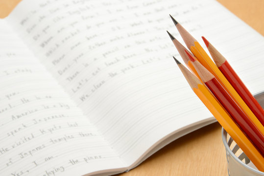 教育イメージ―机の上の鉛筆と英語のノート