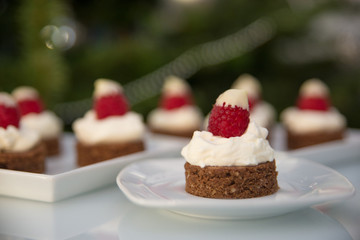 Schokotörtchen mit Sahne und Beeren