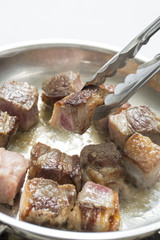 肉を焼く