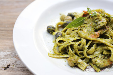 spaghetti with pesto sauce