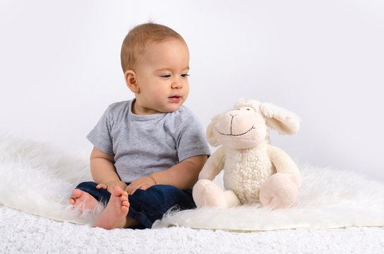 Baby unterh&auml;lt sich mit Teddy