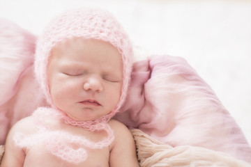 Fototapeta na wymiar Newborn Baby schlafend mit Mütze
