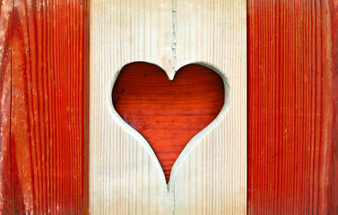 Drewniany płot  z czerwonym sercem - obrazy, fototapety, plakaty