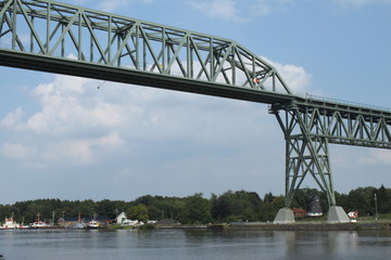 Obraz premium Eisenbahnbrücke über den Nord-Ostsee-Kanal bei Hochdonn