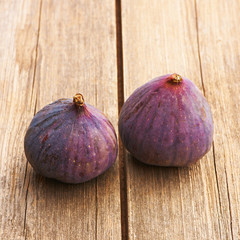 Fototapeta premium Fresh figs on wooden table
