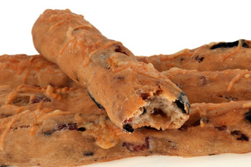 Gros plan sur des ficelles de pain aux lardons et aux olives