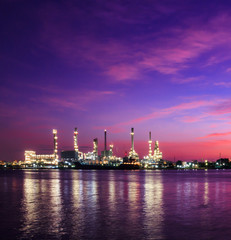 Obraz na płótnie Canvas Oil refinery plant at twilight morning