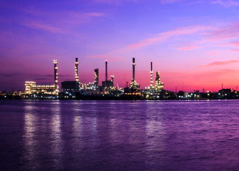 Fototapeta premium Oil refinery plant at twilight morning
