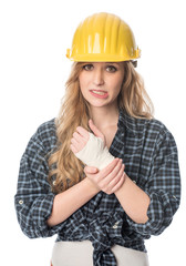 Handwerker mit verletzter Hand