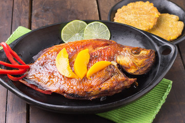 Tilapia asada y patacones de plátano comida colombiana